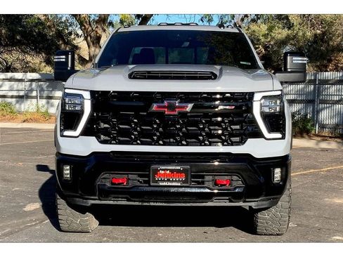 Used 2024 Chevrolet Silverado 2500 ZR2 w/ Technology Package image 3