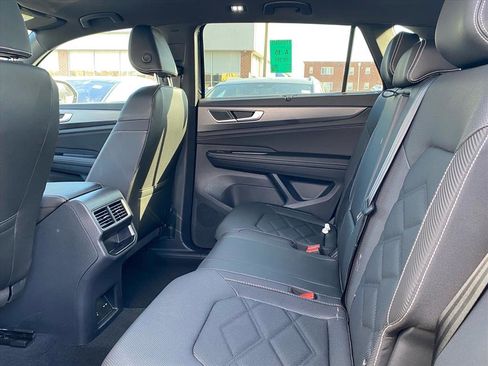 Certified 2025 Volkswagen Atlas Cross Sport SE w/ Panoramic Sunroof Package image 17