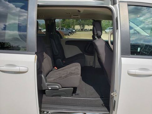 Used 2018 Dodge Grand Caravan SE w/ UConnect Hands-Free Group FWD image 17