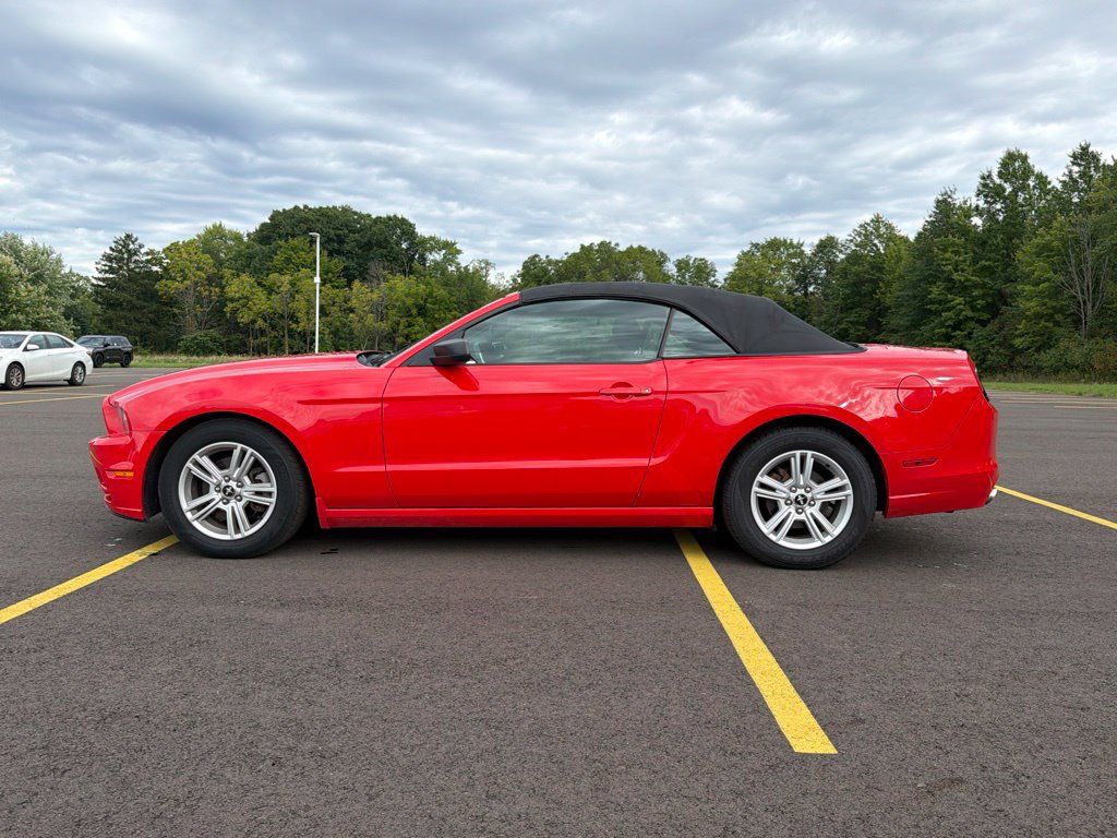 Used 2014 Ford Mustang Convertible RWD image 3