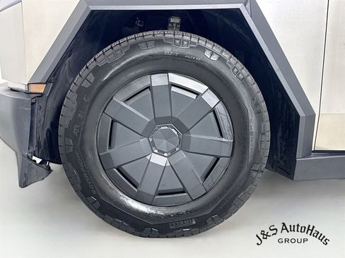 Used 2024 Tesla Cybertruck AWD Crew Cab image 39