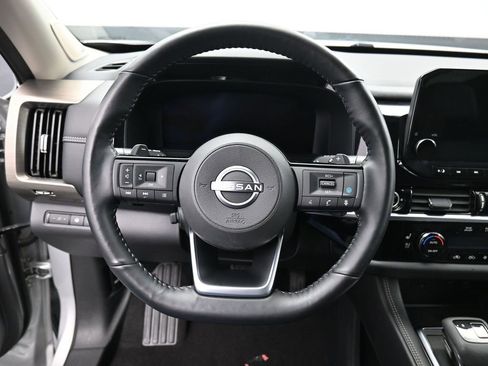 Used 2023 Nissan Pathfinder Platinum image 16