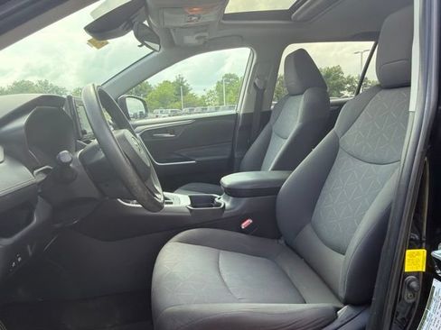 Used 2019 Toyota RAV4 XLE w/ Carpet Mat Package AWD/4WD image 22