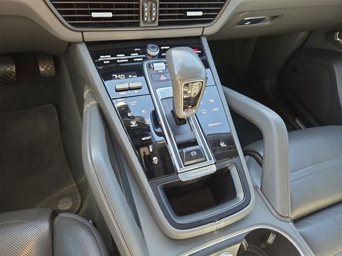 Used 2019 Porsche Cayenne image 22