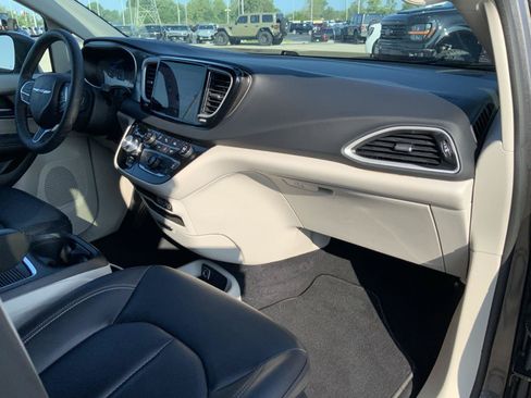Used 2023 Chrysler Pacifica Touring-L FWD image 55