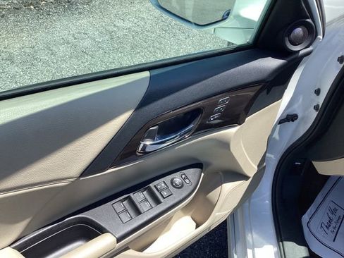 Used 2017 Honda Accord Touring image 11