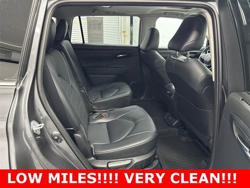 Used 2021 Toyota Highlander XLE image 16