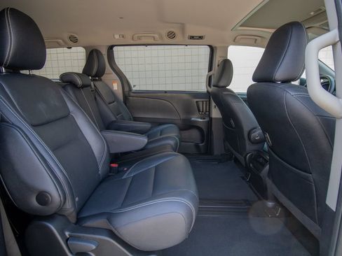 Used 2017 Toyota Sienna SE w/ SE Preferred Package image 21