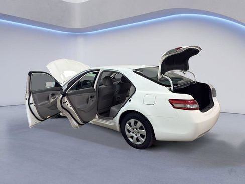Used 2011 Toyota Camry LE image 11