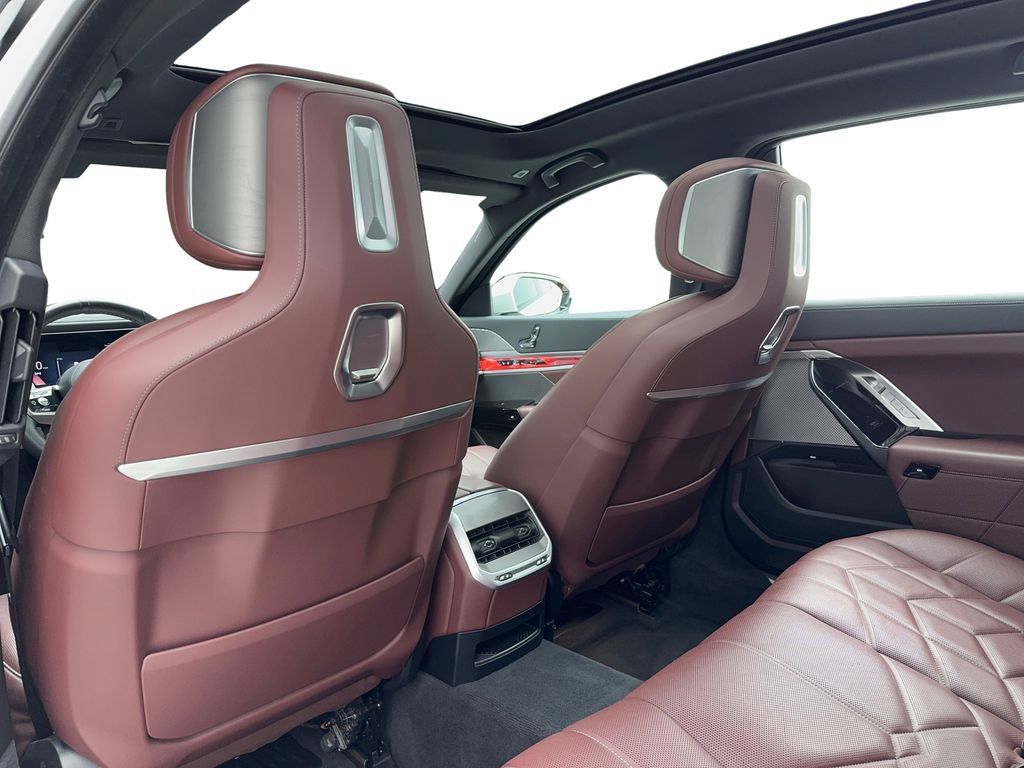 Used 2023 BMW 760i xDrive AWD/4WD image 40