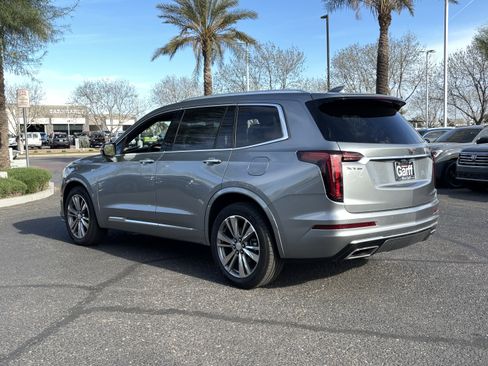 Used 2025 Cadillac XT6 Premium Luxury FWD image 3