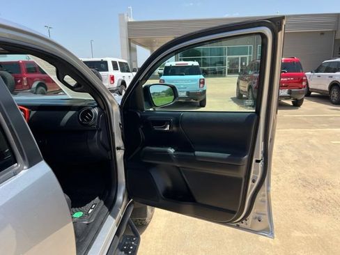 Used 2020 Toyota Tacoma TRD Off-Road AWD/4WD image 35
