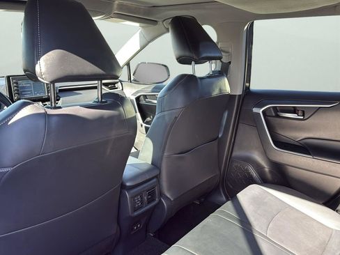 Used 2021 Toyota RAV4 XLE Premium image 29