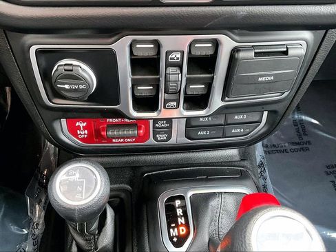 Used 2025 Jeep Wrangler Unlimited Rubicon AWD/4WD image 32