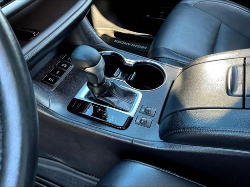 Used 2019 Toyota Highlander XLE AWD/4WD image 18