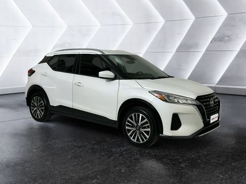Used 2023 Nissan Kicks SV image 1