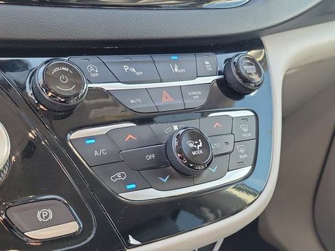 Used 2023 Chrysler Pacifica Touring-L FWD image 28