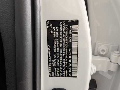 Certified 2025 Porsche Macan AWD/4WD image 29