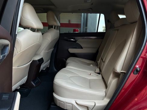 Used 2020 Toyota Highlander Limited FWD image 12