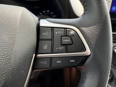 Used 2025 Toyota Sienna XLE FWD image 16