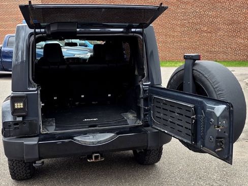 Used 2017 Jeep Wrangler Unlimited Sahara AWD/4WD image 7