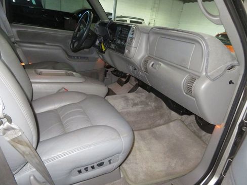 Used 1999 GMC Suburban 2500 w/ Marketing Opt Pkg 3 image 34