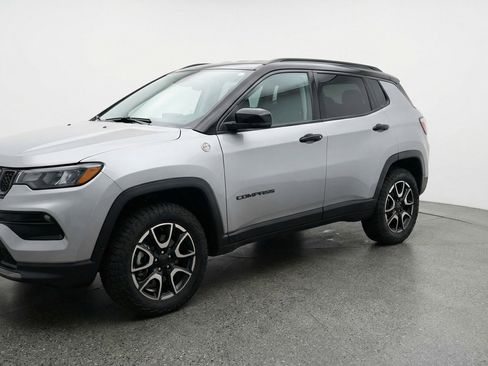 Used 2025 Jeep Compass Trailhawk image 3