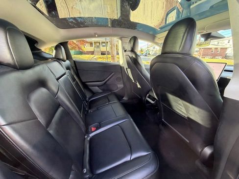 Used 2022 Tesla Model Y Long Range image 17