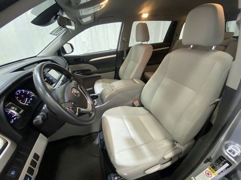 Certified 2017 Toyota Highlander LE image 9