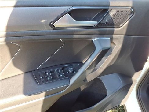 Used 2023 Volkswagen Tiguan SE image 3