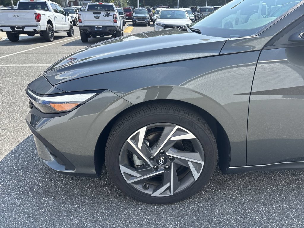 Used 2025 Hyundai Elantra Sport FWD image 18
