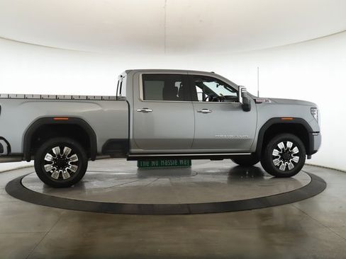 Used 2025 GMC Sierra 2500 Denali image 6