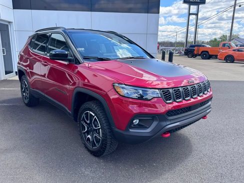 Used 2025 Jeep Compass Trailhawk AWD/4WD image 7
