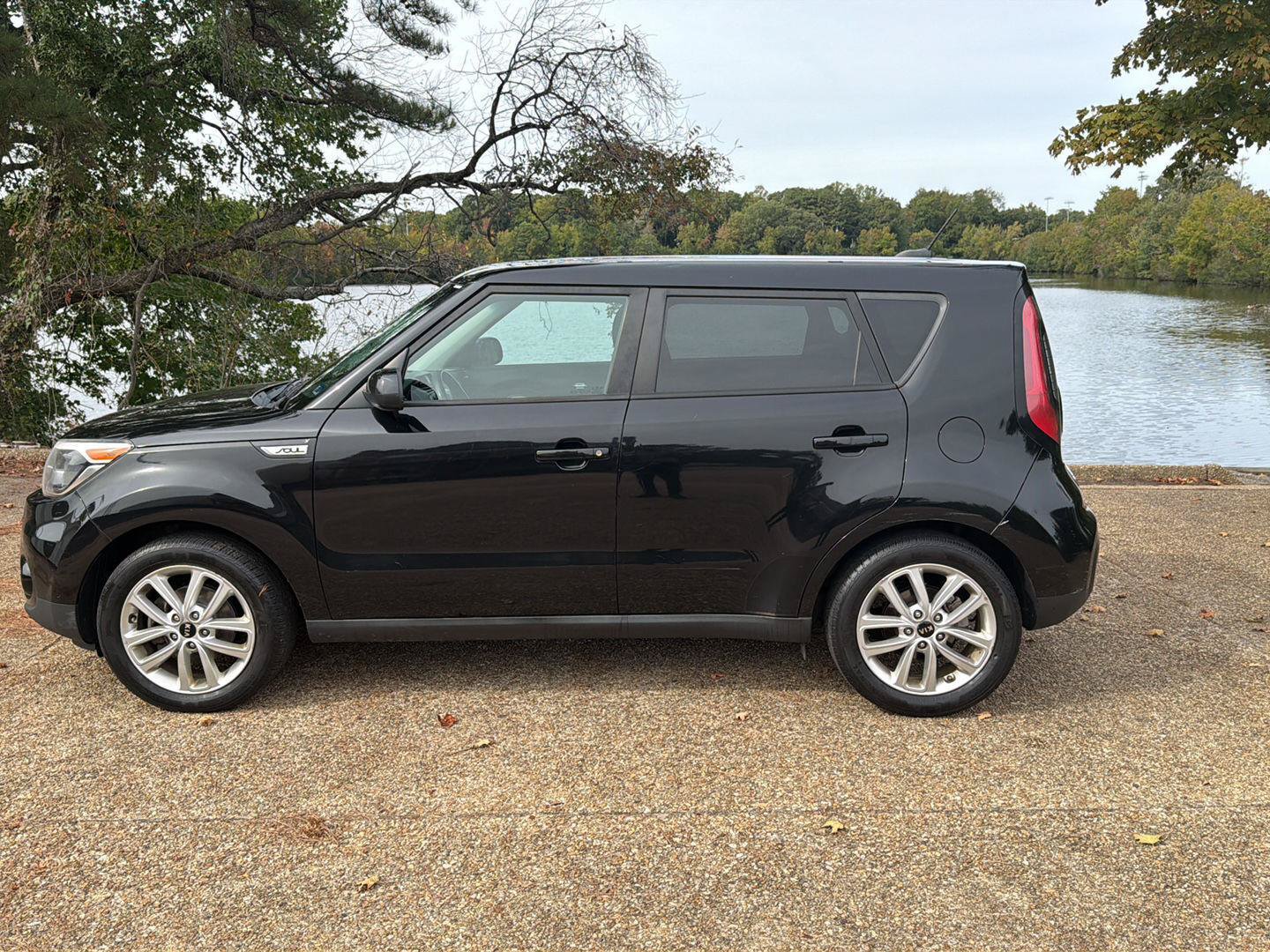 Used 2017 Kia Soul + FWD image 8