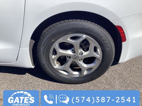 Used 2024 Chrysler Pacifica Limited FWD image 36