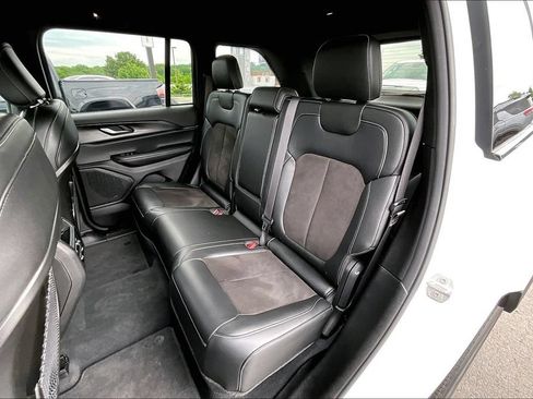 Used 2023 Jeep Grand Cherokee Altitude AWD/4WD image 22