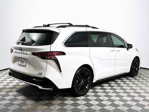 Used 2022 Toyota Sienna XSE FWD image 7
