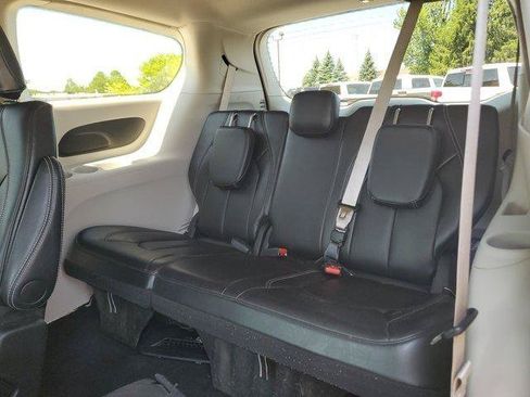 Used 2024 Chrysler Pacifica Touring-L FWD image 9