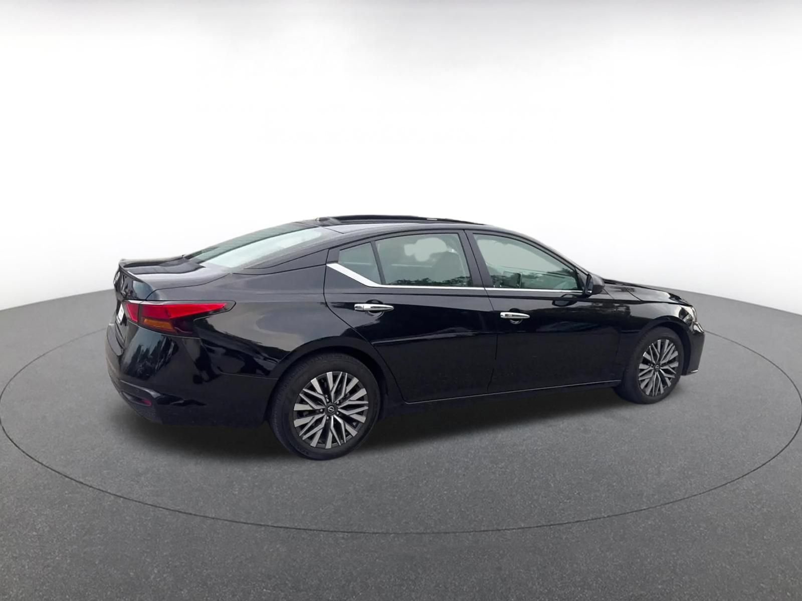 Used 2025 Nissan Altima 2.5 SV FWD image 12