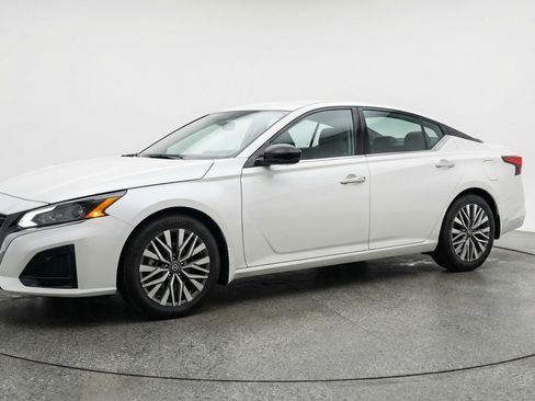 Used 2025 Nissan Altima 2.5 SV FWD image 3