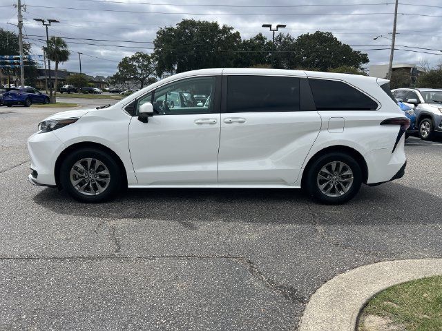 Used 2024 Toyota Sienna LE AWD/4WD image 3