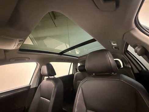Used 2022 Volkswagen Tiguan SE w/ Panoramic Sunroof Package FWD image 15