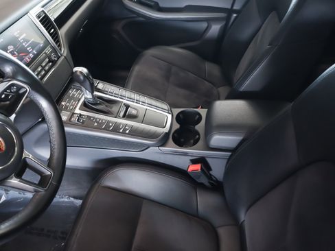 Certified 2018 Porsche Macan image 18