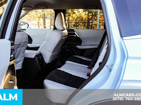 Used 2025 Mitsubishi Outlander SE image 18