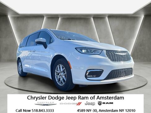 Used 2023 Chrysler Pacifica Touring FWD image 1