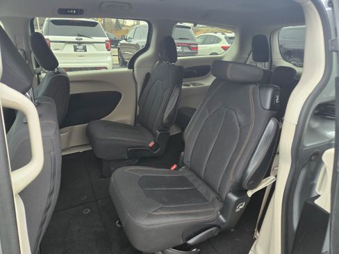 Used 2017 Chrysler Pacifica LX FWD image 9