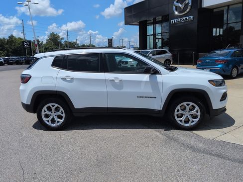 Used 2024 Jeep Compass Latitude AWD/4WD image 2