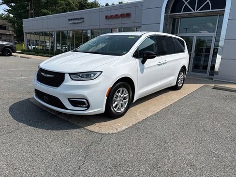 Certified 2024 Chrysler Pacifica Touring-L FWD image 3