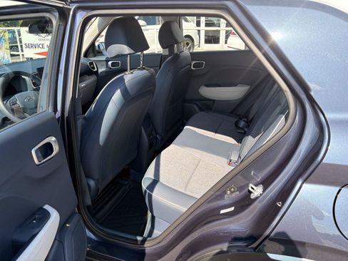 Used 2025 Hyundai Venue Limited FWD image 20