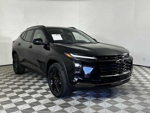 Used 2025 Chevrolet Trax ACTIV w/ Sunroof Package image 2